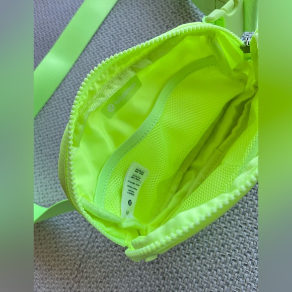 Lululemon bag fanny pack - Picture 3 of 7